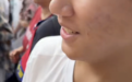 上饶一高考生将妈妈遗照贴在衣服上参加考试 结束后直奔妈妈墓地悼念