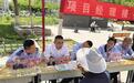 社区书记民警“摆摊”　唠嗑听民意