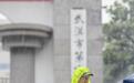 不顾自己浑身湿透为考生撑起一把把雨伞 风雨中的“柠檬黄”格外闪亮