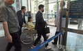 韩国前总统尹锡悦推轮椅陪妻子出院