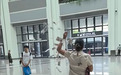 女子在广州一高铁站抛撒大量5元纸币 工作人员：之前在站外撒了一轮