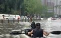成都暴雨多条道路出现积水 一小伙划船上街