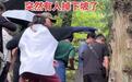 景甜在湘西拍戏遇一工作人员不慎摔下坡，迅速上前关心并提醒大家注意安全