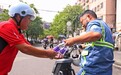 一瓶水接力！爱心企业员工奔走街头为烈日下的城市守护者送清凉