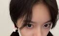 赵今麦双马尾搭配挂脖碎花上衣，活泼少女感溢出屏幕