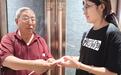八旬老人十年捐资助学　孙女拿出压岁钱三代人爱心接力