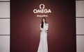 刘诗诗红发惊艳亮相，OMEGA展上两套造型诠释“时间双面”