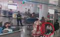 男子地铁站偷拍女士裙底 被行拘