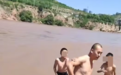 男子跳入黄河救溺水儿童　视频记录惊险过程