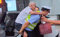 徐州八旬老人雨天摔倒受伤 警车开道、交警背行开启“暖心接力”