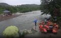暴雨突降致21人被困湍流 消防在河道上搭起一条橙色“救命”线