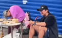 邓超现身南昌买一毛钱奶奶凉菜 夸奶奶“像花儿一样年轻”
