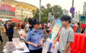 长沙贺龙体育场外，男大学生悄悄找到民警