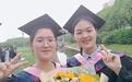 土家族双胞胎姐妹收到人生第一个教师节鲜花