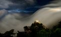 九江：庐山夜晚现瀑布云奇观（图）