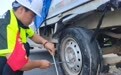 石家庄保通保畅应急大队紧急救援爆胎货车