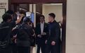 【#胡歌解锁新身份#】9月26日晚，胡歌亮相上海，在家乡参加活动的他