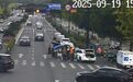杭州桐庐街头一15岁女孩被卷入小轿车底部 数十人涌来抬车救援