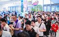 人手一棵大葱？！假期首日，青岛这个海边沸腾了～
