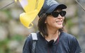 59岁刘嘉玲贵州游玩，随身挂颗鸡蛋引热议，背后习俗藏着满满暖心