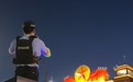 南昌八一广场特警给游客拍照，“拍完你的拍你的”，根本拍不完