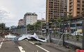 海口美苑路排水工程围挡倒塌 现场工人抢修加快复工复产