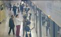 乘客武汉地铁出行搭乘手扶电梯时摔倒 众人及时出手6秒解危情