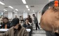 北大考场偶遇戚薇：戴黑帽笑容温柔，行事风格十分低调