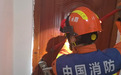 独居女子被困浴室 消防员连破三门救援