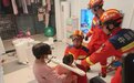 一女童头部被卡在塑料桌板内无法抽出，海口龙华消防紧急救援