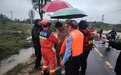 强降雨致车辆被冲走司机被困 海口琼山消防多方联动成功救援