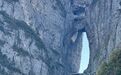 实探天门山越野车撞坏护栏处：临时用铁栏杆围挡 不少游客驻足拍照