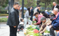 杭州钱塘“共享摊位”上新 老邻居家门口出摊：只卖自家种的