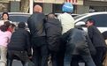 1分钟生死救援！白发老人、外卖小哥、小朋友合力抬车救人