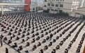 高中数百名学生寒风中趴凳上答题，老师：校方介入处理