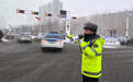 四平交警迎战大雪 倾情守护平安通途