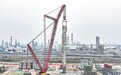 采用世界最大吨位履带起重机 九江石化轻芳烃分离塔吊装成功