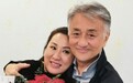 66岁吴岱融庆祝结婚30周年，给妻子送花简单过，自曝财产全给妻子