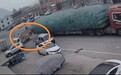 电动车转弯未让直行撞上货车　直击惊险瞬间