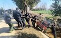 老人驾车不慎侧翻至田沟中，安徽警民合力救助