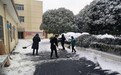 庐江实验中学：铲雪除冰暖校园 师生同心护平安