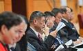 两会瞬间｜与会人员专注听会（图）