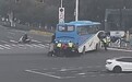 安庆街头现暖心“推车侠” 客车抛锚，交警市民合力推车