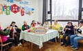 冬日暖阳！志愿者亲手编织上百条围巾送给社区独居老人