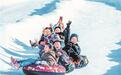 游客玩转甘肃张掖冰雪世界