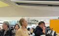 宁静机场等行李，54岁染黄发，扎小辫，美的超自信！