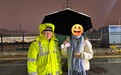 雨夜中的暖心等待：辅警冒雨等待50分钟 只为归还一张身份证