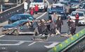 暖心4分钟 杭州高速上众人合力营救侧翻车