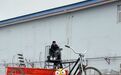 河北修车工打造4米高巨型三轮车 人站在脚蹬上如同迷你玩具
