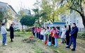 合肥市杏林小学联合双桥社区开展学雷锋植树活动暨劳动实践园立牌仪式